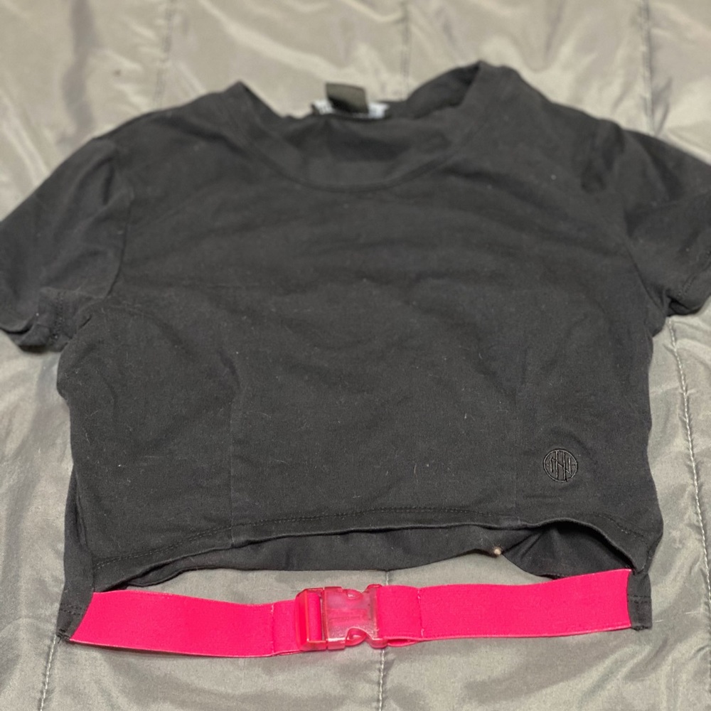 Black cropped shirt with pink buckle